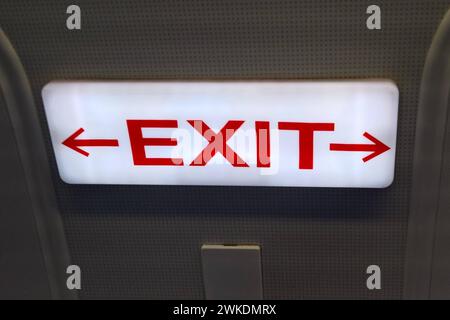 Flugzeug, EXIT - Schild. Notausgang, Beschilderung in einem Airbus A320 *** Airplane, EXIT sign emergency exit, signage in an Airbus A320 Stock Photo