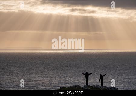 niños jugando al atardecer, Neist Point, isla de Skye, Highlands, Escocia, Reino Unido. Stock Photo