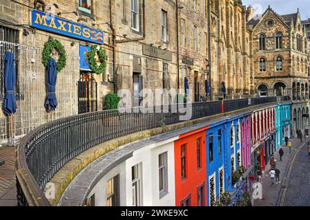 UK, Scotland, Edinburgh, West Bow, Victoria Street Shops and Apartments viewed from Victoria Terrace. Stock Photo