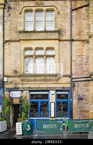 UK, Scotland, Edinburgh, Grassmarket, The Wee Pub. Stock Photo