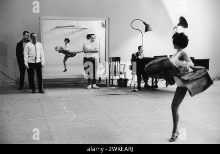 RITA MORENO, JEFFREY HOWARD and JEROME ROBBINS in WEST SIDE STORY (1961), directed by ROBERT WISE. Credit: MIRISCH-7 ARTS/UNITED ARTISTS / Album Stock Photo