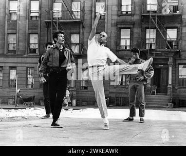 GEORGE CHAKIRIS and JEROME ROBBINS in WEST SIDE STORY (1961), directed by ROBERT WISE. Credit: MIRISCH-7 ARTS/UNITED ARTISTS / Album Stock Photo