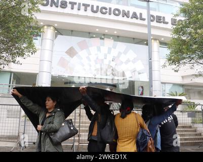 COMUNEROS-KICHWAS-CORTE-CONSTITUCIINAL Quito, martes 20 de febrero del 2024 Comuneros y comuneras Kichwas de la Amazonia, acudieron a un planton en la Corte Constitucional, para solicitar se de respuesta al caso del derrame de 15800 de hidrocarburos derramados el 7 de abril del 2020, que afectan a sus comunidades. Fotos:Rolando Enriquez/API Quito Pichincha Ecuador EVN-COMUNEROS-KICHWAS-CORTE-CONSTITUCIINAL-d1284e78f1d3a870fca20f6b1dac094d *** KICHWAS COMMUNALS IN THE CONSTITUTIONAL COURT Quito, Tuesday, February 20, 2024 Kichwa community members of the Amazon, went to a sit-in at the Constitut Stock Photo