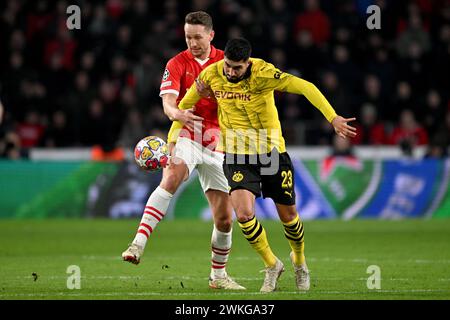 Eindhoven, Netherlands. 20th Feb, 2024. Soccer: Champions League, PSV Eindhoven - Borussia Dortmund, knockout round, round of 16, first leg, Philips Stadion. Dortmund's Emre Can (r) and Eindhoven's Luuk De Jong fight for the ball. Credit: Federico Gambarini/dpa/Alamy Live News Stock Photo