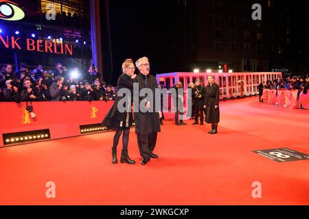 Wim Wenders und seine Frau Donate am Roten Teppich bei der Hommage, Goldener Ehrenbär für Martin Scorsese Regisseur, Drehbuchautor, Produzent bei den 74. Internationalen Filmfestspielen Berlin, Berlinale. Berlinale Filmfestival *** Wim Wenders and his wife Donate on the Red Carpet at the Homage, Honorary Golden Bear for Martin Scorsese director, screenwriter, producer at the 74th Berlin International Film Festival, Berlinale Berlinale Film Festival Stock Photo