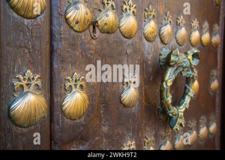 Traditional wooden door and knocker. Villanueva de los Infantes, Ciudad Real province, Castilla La Mancha, Spain. Stock Photo