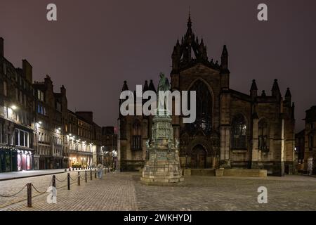 St Giles Cathedral at night in city of Edinburgh, Scotland, UK. View from West Parliament Square with Statue of Walter Francis Montagu Douglas Scott, Stock Photo