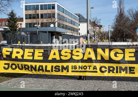 Free Assange, Mahnwache gegenüber dem US-Generalkonsulat, München, 21. Februar 2024 Deutschland, München, 21. Februar 2024, Free Assange, Journalism is not a Crime, Mahnwache für Julian Assange gegenüber vom Münchner US-Generalkonsulat Gebäude im Hintergrund, Mahnwache an der Von-der-Tann-Straße von 10 bis 16 Uhr,, Plakate, Free Julian Assange, keine Auslieferung an die USA, politische Aktion, Julian Assange, geb. 1971, Gründer der Enthuellungsplattform WikiLeaks, Whistleblower, Solidaritaet, solidarisch, Politik, Demonstration, Bayern, bayerisch, bayerische, Querformat, *** Free Assange, vigi Stock Photo