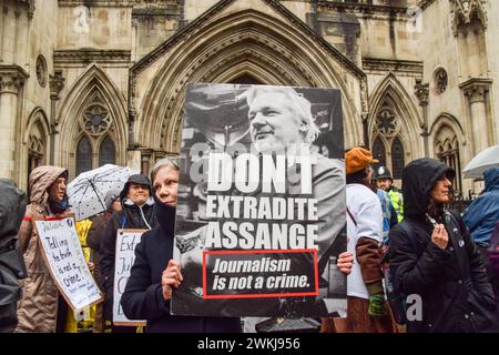 London, England, UK. 21st Feb, 2024. Supporters gather outside the High Court on the second day of Julian Assange's extradition hearing. (Credit Image: © Vuk Valcic/ZUMA Press Wire) EDITORIAL USAGE ONLY! Not for Commercial USAGE! Stock Photo