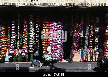 Passers-by in front of an artificial flower shop in the historic centre, Mexico City Stock Photo
