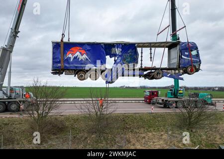 A14/Grimma - Zwei Spezialkräne bergen Gefahrgut-Lastwagen bei Mutzschen 21.02.2024 gegen 13 Uhr A14 Richtung Dresden, zwischen Mutzschen und Leisnig Die Bergung des Gefahrgut-Lastwagens neben der A14 bei Mutzschen hat sich länger hingezogen, als zunächst gedacht. Durch die schwierige Lage des Lkw musste das Bergungsunternehmen den Lastwagen zunächst jegliche Ladung, darunter mehrere leere Chemikalienbehälter bergen und den Lkw anschließend aufrichten. Anschließend gelang es den Spezialisten das Sattelzuggespann vorsichtig im Gesamten anzuheben und auf die Straße zu heben. Anschließend wurde de Stock Photo