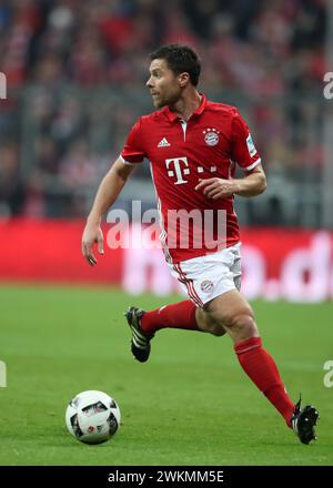 Xabi Alonso FC Bayern MŸnchen  FC Bayern MŸnchen  - Borussia Mšnchengladbach 2:0 1 Fussball Bundesliga Saison 2016 / 2017  © diebilderwelt / Alamy Stock Stock Photo
