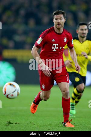 Xabi Alonso FC Bayern MŸnchen  BVB Borussia Dortmund - FC Bayern MŸnchen Muenchen  Fussball 1 . Bundesliga Saison 2015 / 2016  © diebilderwelt / Alamy Stock Stock Photo
