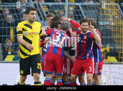 jubel um das Tor von Robert Lewandowski FC Bayern MŸnchen  Xabi Alonso FC Bayern MŸnchen  Sokratis Papastathopoulos ( Borussia Dortmund ) BVB Borussia Dortmund - FC Bayern MŸnchen 0:1  Fussball Bundesliga Saison 2014 / 2015  © diebilderwelt / Alamy Stock Stock Photo