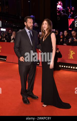 Adam Sandler mit Ehefrau Jackie Sandle bei der Spaceman Premiere bei den 74. Internationalen Filmfestspielen in Berlin 21.02.2024 *** Adam Sandler with wife Jackie Sandle at the Spaceman premiere at the 74th Berlin International Film Festival 21 02 2024 Stock Photo