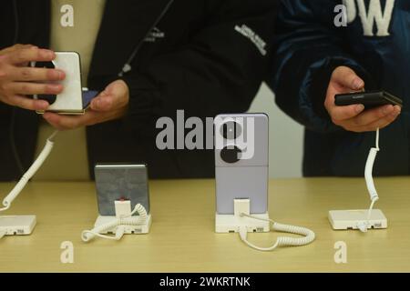 HANGZHOU, CHINA - FEBRUARY 22, 2024 - Customers experience Pocket2, a new vertical folding screen mobile phone, at a Huawei store in Hangzhou, Zhejian Stock Photo