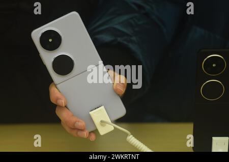 HANGZHOU, CHINA - FEBRUARY 22, 2024 - Customers experience Pocket2, a new vertical folding screen mobile phone, at a Huawei store in Hangzhou, Zhejian Stock Photo