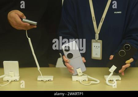 HANGZHOU, CHINA - FEBRUARY 22, 2024 - Customers experience Pocket2, a new vertical folding screen mobile phone, at a Huawei store in Hangzhou, Zhejian Stock Photo