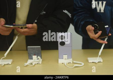 HANGZHOU, CHINA - FEBRUARY 22, 2024 - Customers experience Pocket2, a new vertical folding screen mobile phone, at a Huawei store in Hangzhou, Zhejian Stock Photo