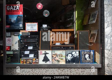 Window display of a Shelter charity shop specializing in music. Raeburn Place, Stockbridge, Edinburgh, Scotland, UK. Stock Photo