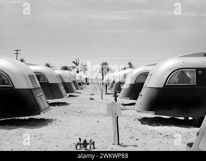 Line-up of trailers at the FSA (Farm Security Administration) camp for defense workers, San Diego, California, USA, Russell Lee, U.S. Farm Security Administration, June 1941 Stock Photo