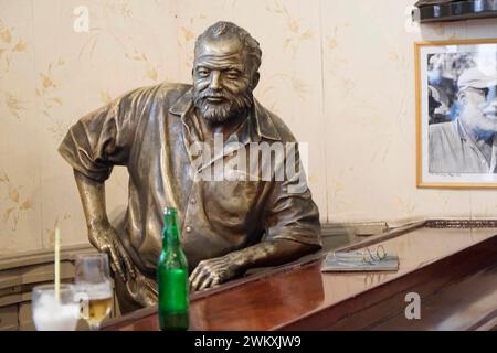 Bronze statue of Ernest Hemingway in the Bar Floridita, Hemingway's favourite bar, in the old town of Habana Vieja, Havana, Cuba, Caribbean, Central Stock Photo