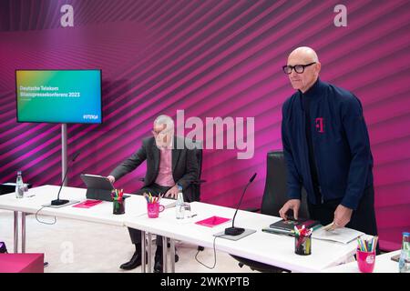 v.l. Dr. Christian ILLEK, Finanzvorstand, CFO, Vorstandsmitglied, Timotheus HOETTGES, Höttges, Vorstandsvorsitzender, CEO, Bilanzpressekonferenz der Deutschen Telekom AG in Bonn, 23.02.2024. *** f l Dr Christian ILLEK, Chief Financial Officer, CFO, Member of the Board of Management, Timotheus HOETTGES, Höttges, Chairman of the Board of Management, CEO, Annual Press Conference of Deutsche Telekom AG in Bonn, 23 02 2024 Stock Photo