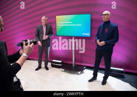 v.l. Dr. Christian ILLEK, Finanzvorstand, CFO, Vorstandsmitglied, Timotheus HOETTGES, Höttges, Vorstandsvorsitzender, CEO, Bilanzpressekonferenz der Deutschen Telekom AG in Bonn, 23.02.2024. *** f l Dr Christian ILLEK, Chief Financial Officer, CFO, Member of the Board of Management, Timotheus HOETTGES, Höttges, Chairman of the Board of Management, CEO, Annual Press Conference of Deutsche Telekom AG in Bonn, 23 02 2024 Stock Photo