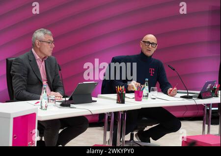 v.l. Dr. Christian ILLEK, Finanzvorstand, CFO, Vorstandsmitglied, Timotheus HOETTGES, Höttges, Vorstandsvorsitzender, CEO, Bilanzpressekonferenz der Deutschen Telekom AG in Bonn, 23.02.2024. *** f l Dr Christian ILLEK, Chief Financial Officer, CFO, Member of the Board of Management, Timotheus HOETTGES, Höttges, Chairman of the Board of Management, CEO, Annual Press Conference of Deutsche Telekom AG in Bonn, 23 02 2024 Stock Photo