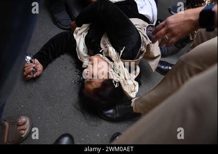 Delhi, New Delhi, India. 23rd Feb, 2024. A protestor faints while she gets detained by Delhi Police in New Delhi India on Feb 23, 2024 (Credit Image: © Deep Nair/ZUMA Press Wire) EDITORIAL USAGE ONLY! Not for Commercial USAGE! Stock Photo