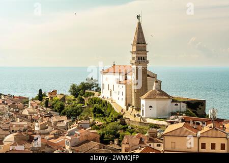 Slovenia, Coastal-Karst, Piran, Duomo di San Giorgio in summer with Adriatic Sea in background Stock Photo