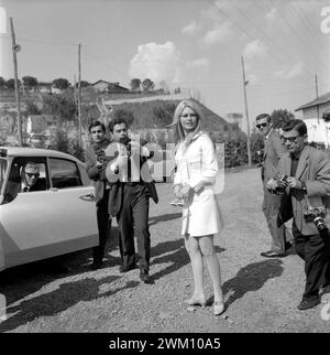 3823843 Brigitte Bardot, 1965 (b/w photo); (add.info.: French actress Brigitte Bardot surprised by photographers at the restaurant 'Il Casalone' near Rome (1965) 965)); © Marcello Mencarini. All rights reserved 2024. Stock Photo