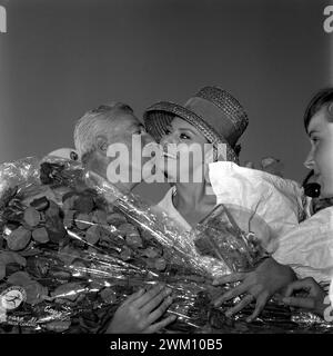 3823893 Vittorio De Sica and Sophia Loren; (add.info.: Rome, about 1960. Italian director Vittorio De Sica and actress Sophia Loren / Roma, 1960 circa. Il regista Vittorio De Sica e l'attrice Sophia Loren - © Aldo Durazzi / Marcello Mencarini Archives); © Marcello Mencarini. All rights reserved 2024. Stock Photo