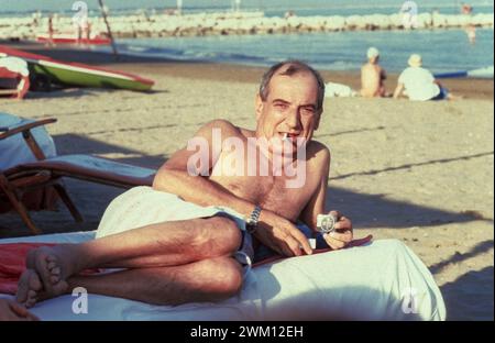 3826412 Goffredo Parise; (add.info.: Venice Lido, Venice Film Festival, about 1980. Italian writer Goffredo Parise sunbathing on the beach of the Hotel Excelsior / Lido di Venezia, Mostra del Cinema di Venezia, 1980 circa. Lo scrittore Goffredo Parise prende il sole sulla spiaggia dell'Hotel Excelsior); © Marcello Mencarini. All rights reserved 2024. Stock Photo