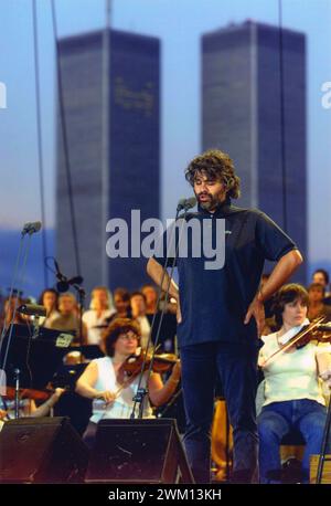 3827692 Andrea Bocelli; (add.info.: New York City, July 2000. Singer Andrea Bocelli during the rehearsal of the 'Statue of Liberty Concert' at New Jersey's Liberty State Park in honor of Italian immigrants / New York, luglio 2000. Il cantante Andrea Bocelli durante le prove del Concerto sotto la statua della Libertà, in onore degli immigrati italiani); © Marcello Mencarini. All rights reserved 2024. Stock Photo