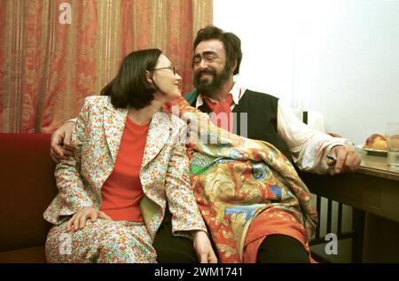 3831244 'Tosca' directed by Franco Zeffirelli at Rome Opera House in January 2000; (add.info.: Rome Opera House, January 14, 2000. Italian operatic tenor Luciano Pavarotti and his partner Nicoletta Mantovani after his performance in 'Tosca' / Roma, Teatro dell'Opera, 14 gennaio 2000. Il tenore Luciano Pavarotti dopo aver cantato nell'opera 'Tosca' posa in camerino con la sua compagna Nicoletta Mantovani); © Marcello Mencarini. All rights reserved 2024. Stock Photo