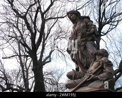 4065555 Bratislava, 2010. Statue of St. Elizabeth of Hungary (1207-1231) outside the Bratislava Castle. She was the daughter of king Andrew II and his wife Gertrude and spent her childwood at Bratislava Castle. After the death of her husband, Ludwig of Turingia, she took a vow of poverty and devoted her life to others, particularly the poor and the sick. Canonized in 1235, she is revered by the sisters of St. Elizabeth as theirs patroness; (add.info.: Bratislava Bratislava, 20101. Statua di Santa Elisabetta d'Ungheria all'esterno del Castello di Bratislava. Santa Elisabetta era la figlia del Stock Photo