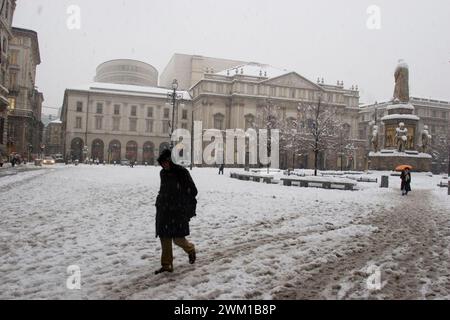 4066474 Milan, January 2006. Piazza della Scala after a snowfall; (add.info.: Snow in Milan Milano, gennaio 2006. Piazza della Scala dopo una nevicata); © Marcello Mencarini. All rights reserved 2024. Stock Photo