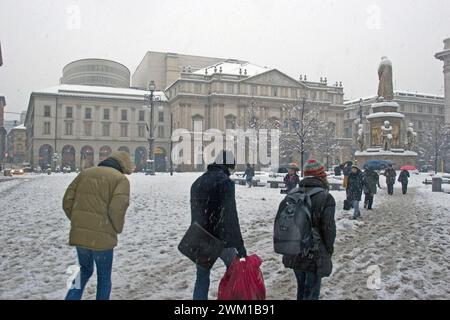 4066475 Milan, January 2006. Piazza della Scala after a snowfall; (add.info.: Snow in Milan Milano, gennaio 2006. Piazza della Scala dopo una nevicata); © Marcello Mencarini. All rights reserved 2024. Stock Photo