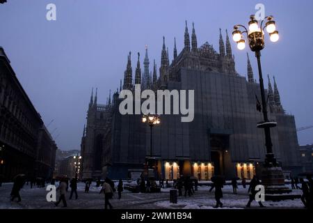 4066481 Milan Cathedral in restoration, January 2006; (add.info.: Snow in Milan Il Duomo di Milano in restauro, gennaio 2006); © Marcello Mencarini. All rights reserved 2024. Stock Photo