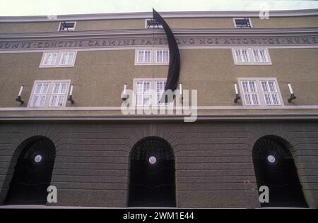 4067805 Salzburg, July 1989. A black flag as a sign of mourning for the death of Herbert von Karajan on the facade of the Grosses Festspielhaus (Large Festival Hall); (add.info.: Death of Herbert von Karajan (1989) Salisburgo, lulio 1989. Una bandiera nera in segno di lutto per la morte di Herbert von Karajan sulla faccista della Grosses Festspielhaus (Grande Teatro dell'Opera del Festival di Salisburgo)); © Marcello Mencarini. All rights reserved 2024. Stock Photo