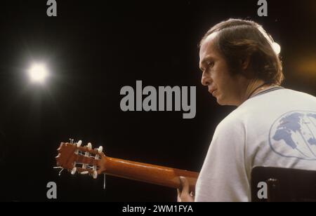 4068525 Spanish flamenco guirtarist Paco de Lucia performing (about 1985) (photo); (add.info.: Il chitarrista di flamenco Paco de Lucia (1985 circa)); © Marcello Mencarini. All rights reserved 2024. Stock Photo