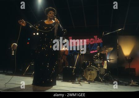 4068693 Le Focette (Tuscany), August 1980. Jazz singer Ella Fitzgerald performing at the Bussoladomani (photo); (add.info.: Pietrasanta, Italy; Italia, Le Focette di Marina di PietrasaElla Fitzgerald and Joe Pass at Bussola Domani  Le Focette, località  di Marina di Pietrasanta (Lucca), agosto 1980. La cantante Ella Fitzgerald in concerto al Bussoladomani); © Marcello Mencarini. All rights reserved 2024. Stock Photo