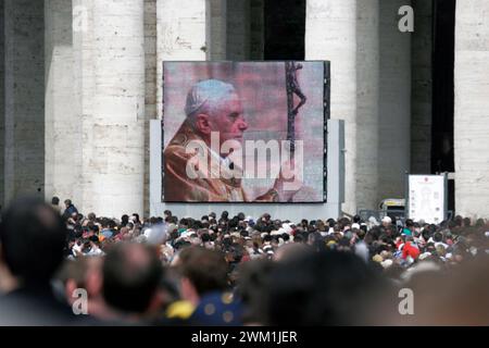 4069707 Mass for the Official Inauguration of Benedict's Pontificate. Vatican, Rome, 24 april 2005. Picture of the pope (photo); (add.info.: Vatican City; Città  del Vatican, Vatican State (Holy See); Stato del Vaticano, Pope Benedict XVI Joseph Ratzinger  Santa Messa per l'inizio ufficiale del Pontificato di Papa Benedetto XVI (JOSEPH RATZINGER). San Pietro, Vaticano, Roma, 24 aprile 2005 -); © Marcello Mencarini. All rights reserved 2024. Stock Photo