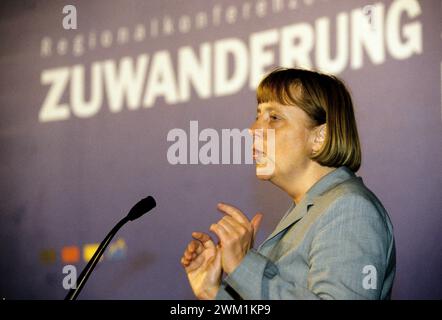 Politik, Angela Merkel. 17.05.2001, EU, DEU, Deutschland, Nordrhein-Westfalen, Duesseldorf: Dr. Angela Merkel, Bundesvorsitzende der CDU auf der Regionalkonferenz der CDU. EU, DEU, Germany, North Rhine-Westphalia, Duesseldorf: Dr. Angela Merkel, Federal Chairman of the CDU at the regional conference of the CDU. Stock Photo