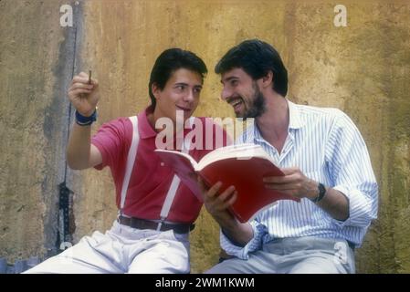 4070271 Rome, Cinecittà  Studios, 1987. Actor Gianmarco Tognazzi and his brother Ricky on the set of the movie 'Arrivederci e grazie' directed by Giorgio Capitani (photo); (add.info.: Roma, Studi cinematografici di Cinecittà , 1987. L'attore Gianmarco Tognazzi e suo fratello Ricky sul set del film 'Arrivederci e grazie' diretto da Giorgio Capitani); © Marcello Mencarini. All rights reserved 2024. Stock Photo