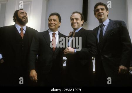 MME4711349 Portraits of the “three tenors” Luciano Pavarotti, Jose Carreras and Placido Domingo with conductor Zubin Mehta (second from left) in Rome in 1990.; (add.info.: Portraits of the “three tenors” Luciano Pavarotti, Jose Carreras and Placido Domingo with conductor Zubin Mehta (second from left) in Rome in 1990.); © Marcello Mencarini. All rights reserved 2024. Stock Photo