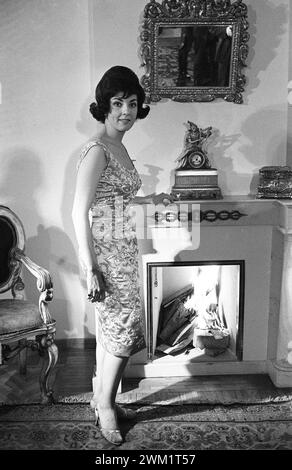 MME4718030 Rome, March 1960 Soprano Anna Moffo in her home in front of a fireplace/Roma, marzo 1960 Il soprano Anna Moffo nella sua casa davanti a un caminetto - Marcello Mencarini Historical Archives; (add.info.: Rome, March 1960 Soprano Anna Moffo in her home in front of a fireplace/Roma, marzo 1960 Il soprano Anna Moffo nella sua casa davanti a un caminetto - Marcello Mencarini Historical Archives); Photo © Marcello Mencarini Archives. Stock Photo