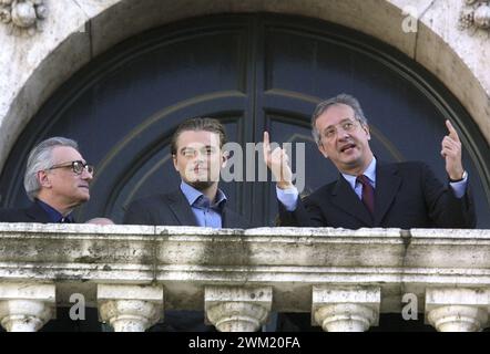 MME4754814 Rome Campidoglio, January 11, 2003. Director Martin Scorsese and actor Leonardo DiCaprio, in Rome to present the movie Gangs of New York, and mayor of Rome Walter Veltroni/Roma, Campidoglio, 11 February 2003. He registered Martin Scorsese and the attore Leonardo DiCaprio, a Roma per presentare il film Gangs of New York, con il sindaco di Roma Walter Veltroni -; (add.info.: Rome Campidoglio, January 11, 2003. Director Martin Scorsese and actor Leonardo DiCaprio, in Rome to present the movie Gangs of New York, and mayor of Rome Walter Veltroni/Roma, Campidoglio, 11 February 2003. He r Stock Photo