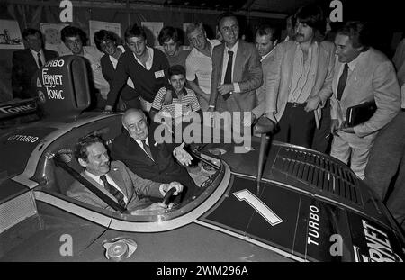 MME4803229 Modena, 1979. Politicians members of the Italian Christian Democracy Party Flaminio Piccoli and Amintore Fanfani in a rally car at the Festa dell'Amicizia (Friendship Festival), the annual meeting of their party/Modena, 1979. I politici democristiani Flaminio Piccoli e Amintore Fanfani in un auto da rally alla Festa dell'Amicizia, raduno annuale del loro partito -; (add.info.: Modena, 1979. Politicians members of the Italian Christian Democracy Party Flaminio Piccoli and Amintore Fanfani in a rally car at the Festa dell'Amicizia (Friendship Festival), the annual meeting of their Stock Photo